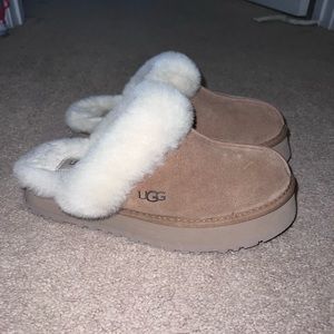 US 9 Womens Coquette Ugg Platform Slippers. Worn once like new.
